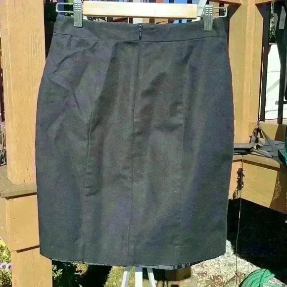 Worthington women’s size 2 petite skirt with zipper closure and zipper accents - Picture 2 of 9